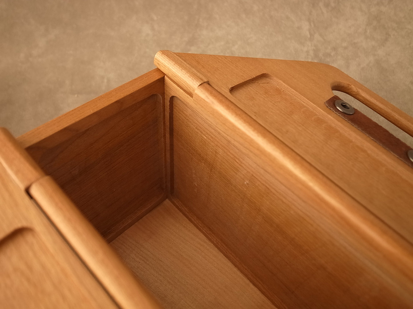 a-h-nr02 "augmenter" Hand Bag Red