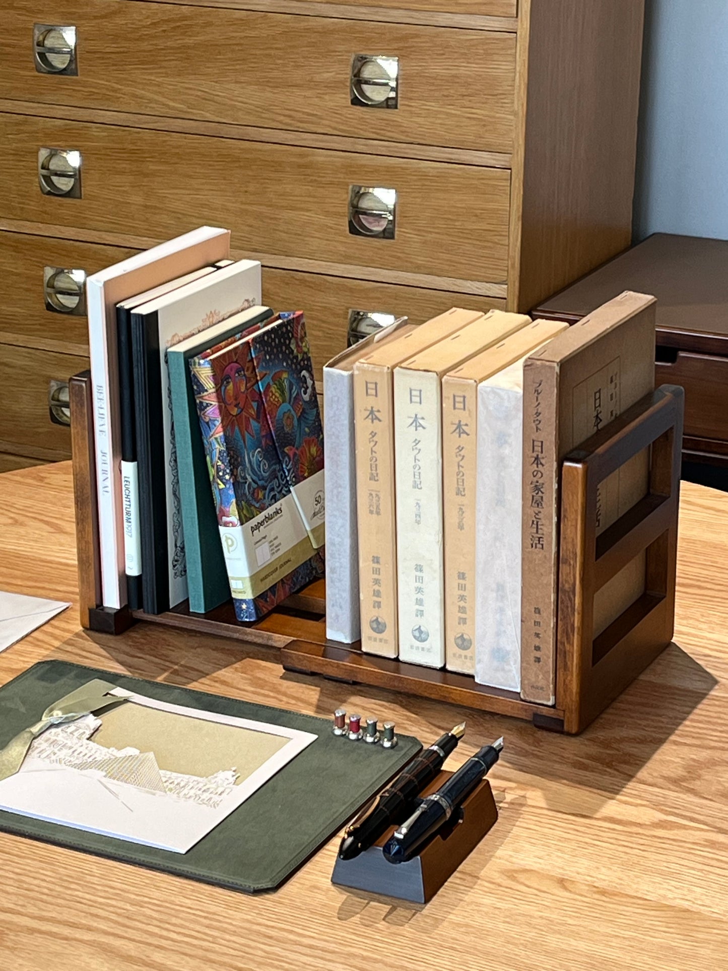 SC107 Sliding Bookends